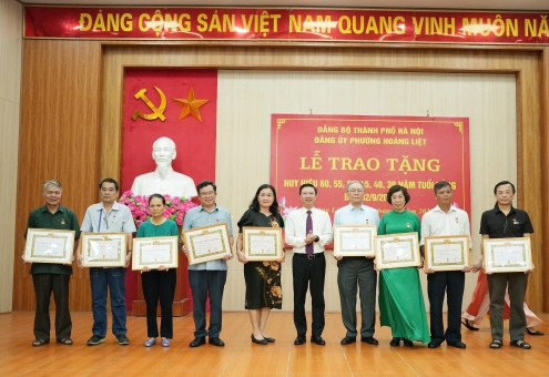 Đảng viên Đảng bộ Cotana Group nhận Huy hiệu 40 năm tuổi Đảng dịp Kỷ niệm 80 năm Cách mạng tháng 8 và Quốc khánh 2/9